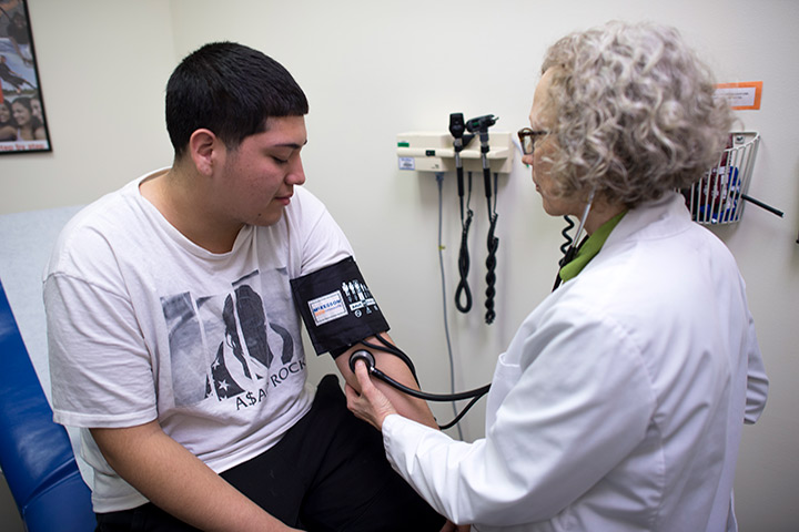 student at the ETHS clinic