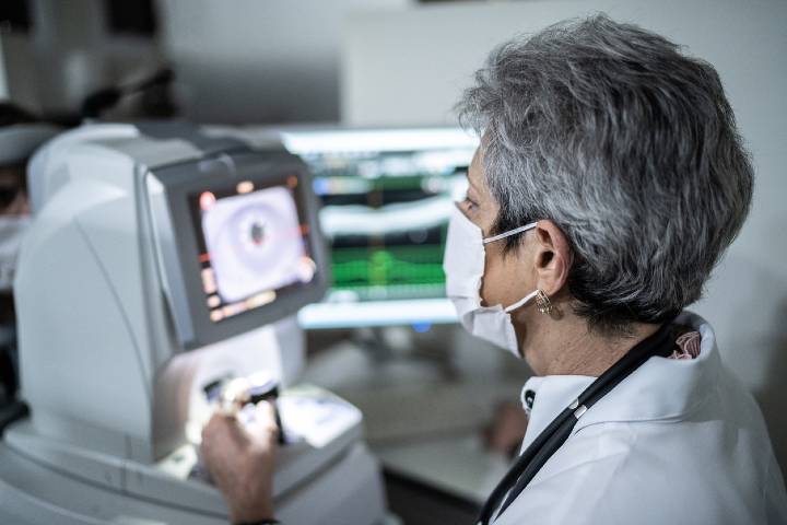 Ophthalmologist analyzing exam's results in a monitor