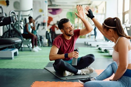 People high fiving at the gym